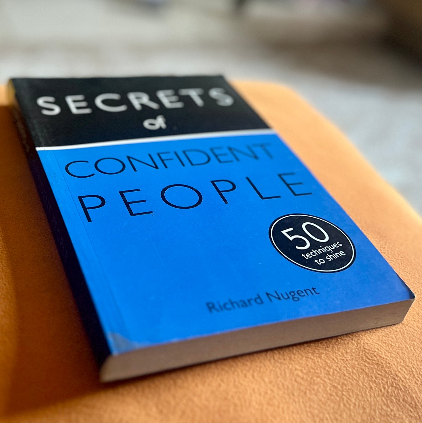 Secrets of Confident People: 50 Techniques to Shine