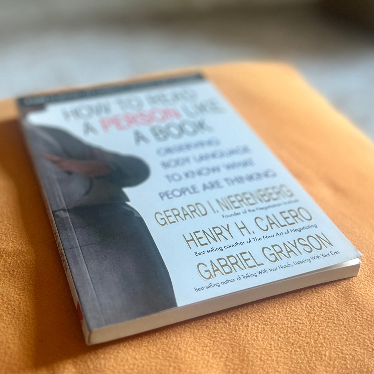 How to Read a Person Like a Book: Observing Body Language to Know What People Are Thinking